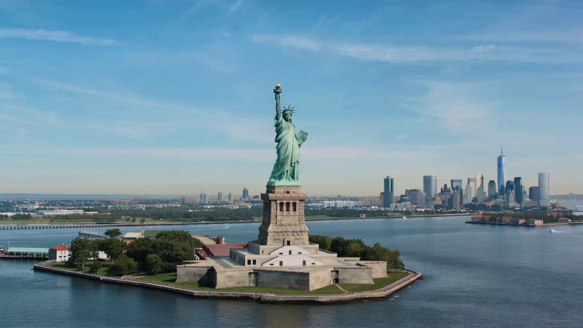 Wholesome Statue of Liberty family chat prompt