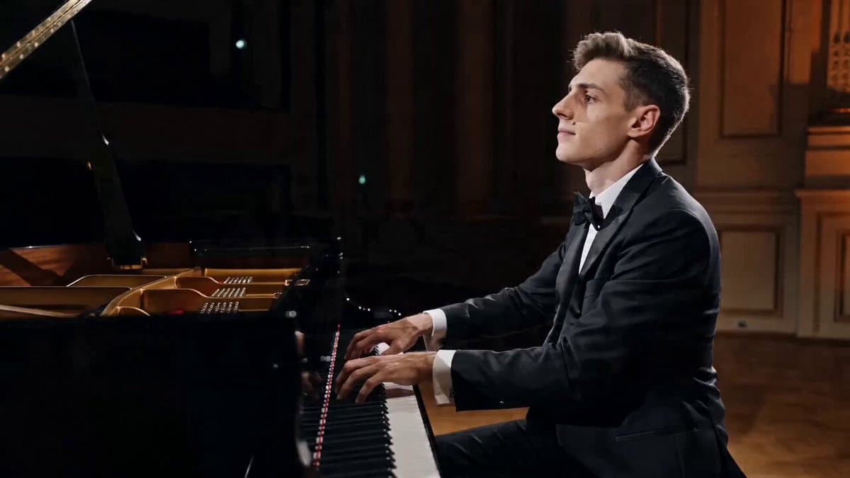 Cinematic Pianist Scene Prompt for Seedance 2.0